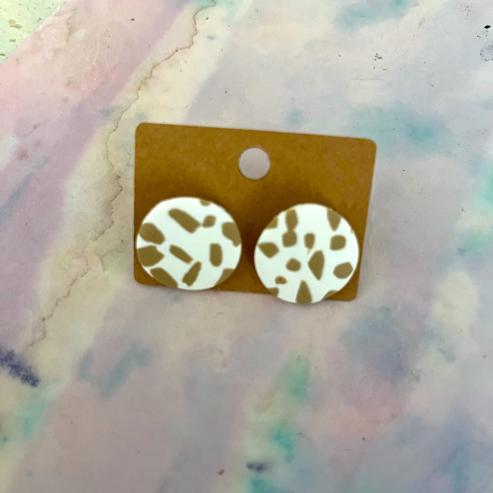 Cute cheetah print medium dot earrings.